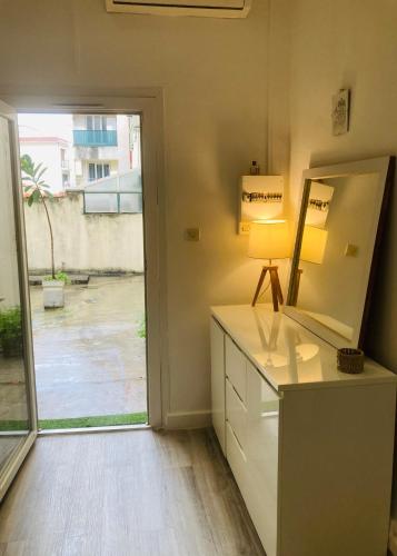 Cette chambre comprend une commode avec un miroir et une fenêtre. dans l'établissement Nice libération, à Nice