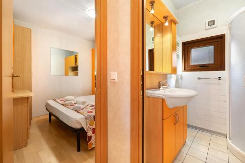 ein kleines Bad mit einem Waschbecken und einem Bett in der Unterkunft Pian Dei Boschi - Superior 8 in Pietra Ligure