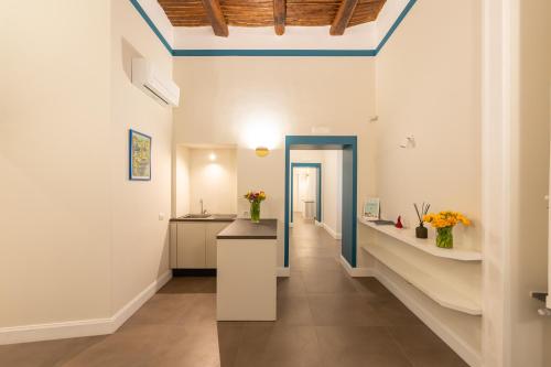 un pasillo con paredes blancas y techo azul en Pignasuite en Nápoles