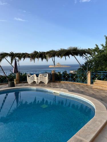 - une piscine avec vue sur l'océan dans l'établissement Mille ou une nuit, à Tunis