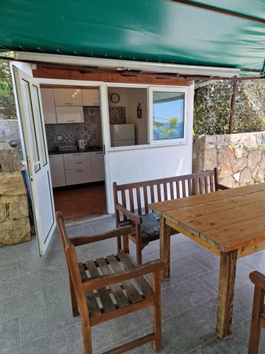 a table and two chairs and a kitchen at Villa Lara in Molunat