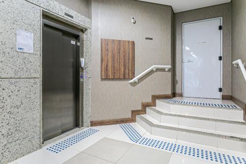 a bathroom with stairs and a shower and a door at Piscina com Vista MAR próximo à UFSC #PANTA03 in Florianópolis