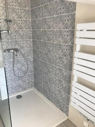 une salle de bain avec une douche avec une porte vitrée dans l'établissement L'Etrier Camarguais superbe appartement 2 chambres piscine, à Saintes-Maries-de-la-Mer