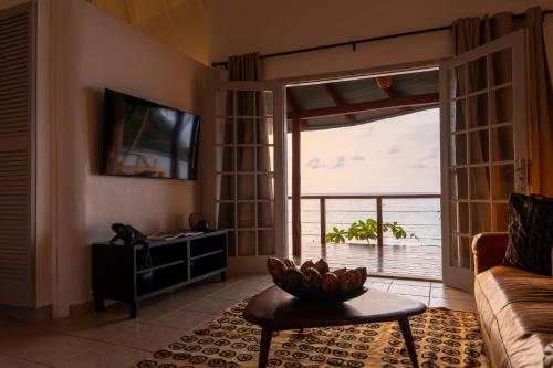 ein Wohnzimmer mit einem Sofa und einem großen Fenster in der Unterkunft Bom Bom Principe in Principe