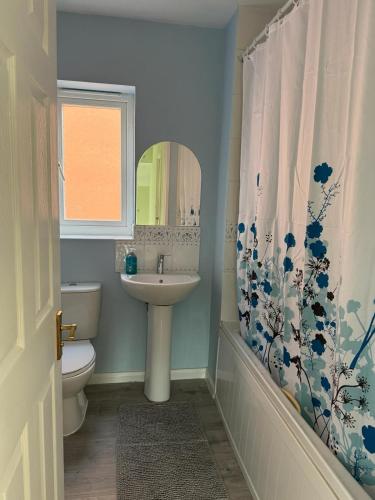 Foto Amazing 5 Bedrooms - 10 Beds Detached House in Bedford 3