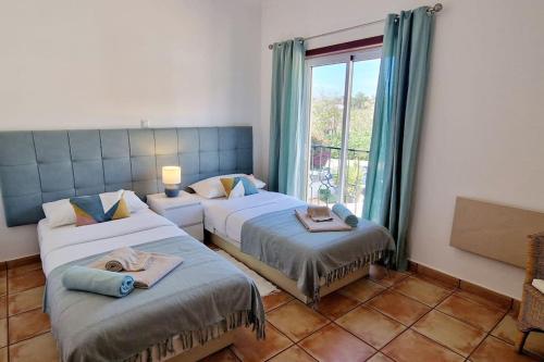 Ένα ή περισσότερα κρεβάτια σε δωμάτιο στο Jasmine apartment next to Meia Praia Beach