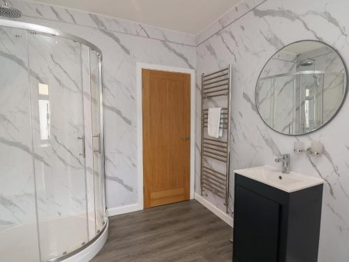 ein Badezimmer mit Waschbecken und Spiegel in der Unterkunft Heritage in Carmarthen