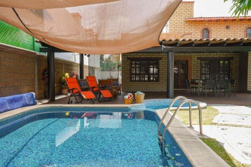 בריכת השחייה שנמצאת ב-Amazing family house in Oaxtepec Pool & Hot tub או באזור