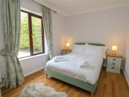 1 dormitorio con cama y ventana en Sea View, en Carmarthen