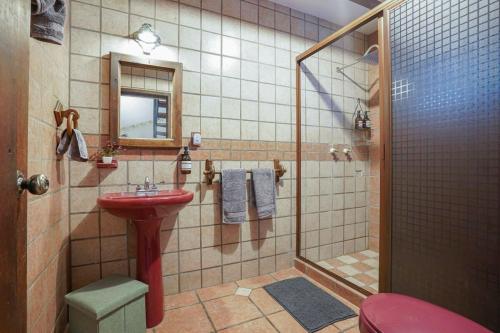 uma casa de banho com um lavatório vermelho e um chuveiro em Amazing family house in Oaxtepec Pool & Hot tub em Oaxtepec