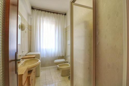 W łazience znajduje się umywalka, toaleta i prysznic. w obiekcie Al Numero 16 w mieście Levanto