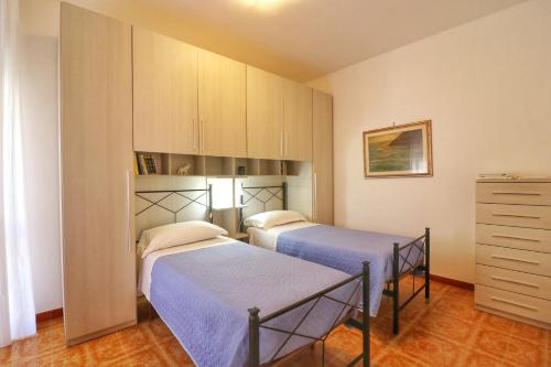 Pokój z 2 łóżkami i szafką w obiekcie Al Numero 16 w mieście Levanto