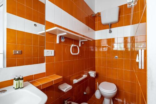 baño con una pared de azulejos de color naranja y blanco en Villa Tiffany T58 by Rentbeat, en Rosa Marina