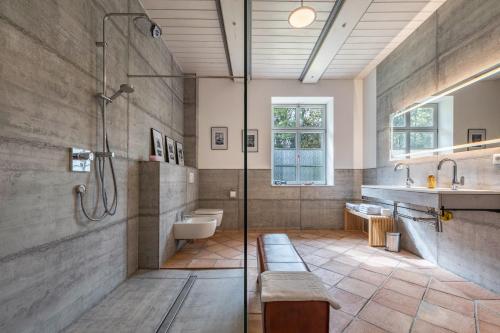 a large bathroom with a shower and a sink at Suite Südterrasse mit Loftcharm in Dedelstorf