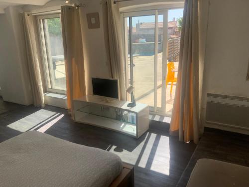 - une chambre avec un lit et un ordinateur sur un bureau dans l'établissement Bon séjour au Soleil, à Marseille