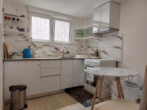 Cozy Central Split Apartment - 5 Min Walk to Old Town & Bacvice Beach