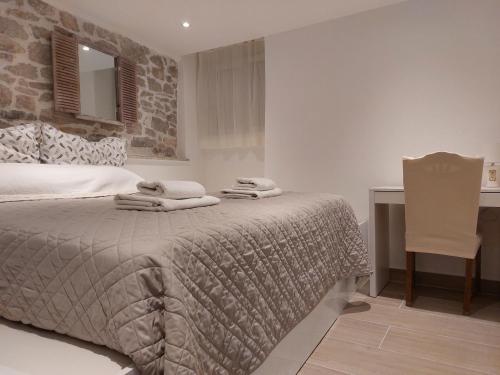 Cozy Central Split Apartment - 5 Min Walk to Old Town & Bacvice Beach