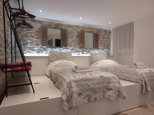 Cozy Central Split Apartment - 5 Min Walk to Old Town & Bacvice Beach