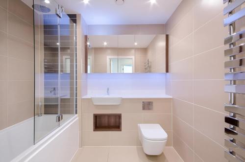 uma casa de banho com um WC, um lavatório e um chuveiro em Still Life Aldgate Deluxe em Londres