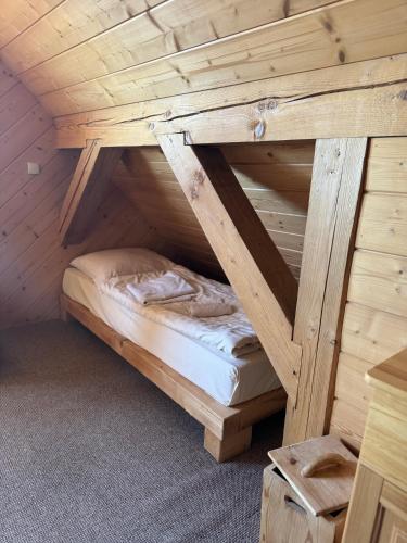 a wooden bunk bed in a wooden room at Krynicka Koliba na Jaworzynie Krynickiej in Krynica Zdrój