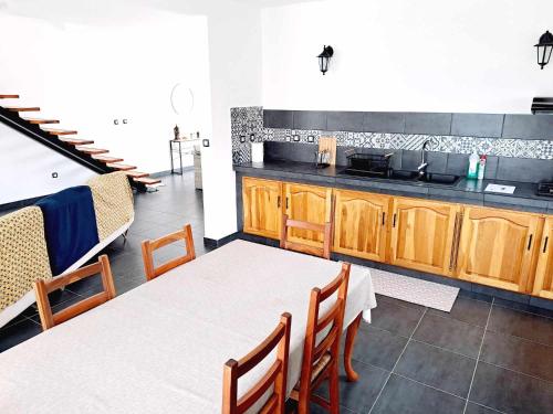 Una cocina o zona de cocina en La Villa Manaïck