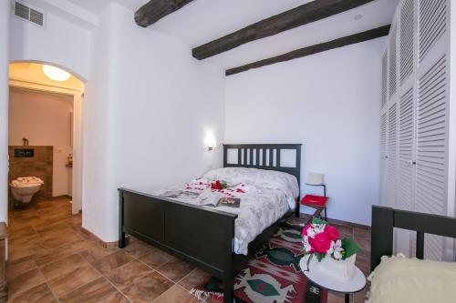 Un dormitorio con una cama y una mesa en una habitación. en Morcote Magic View, en Morcote