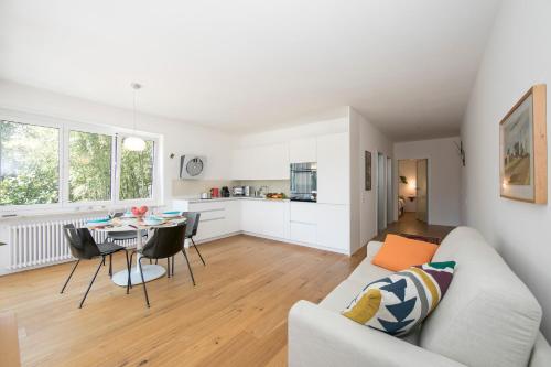 Charm Apartment with Balcony and Parking - Happy Rentals