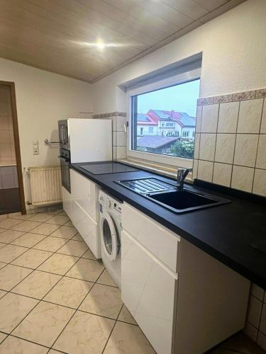 Η κουζίνα ή μικρή κουζίνα στο Monteurwohnung Heidelberg - L8 Street