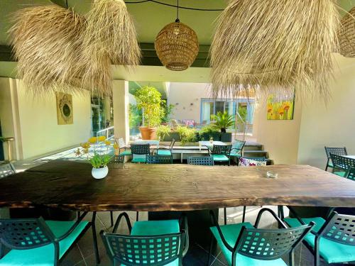 una sala da pranzo con un grande tavolo in legno e sedie di Hotel Alfieri a Sirmione