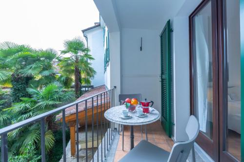 einen Balkon mit einem Tisch und Getränken darauf in der Unterkunft Casa Chiara - Happy Rentals in Locarno