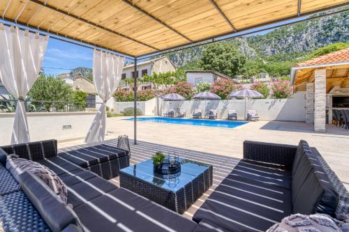 patio esterno con divani e tavolo di Pool House Edita - Happy Rentals a Bribir