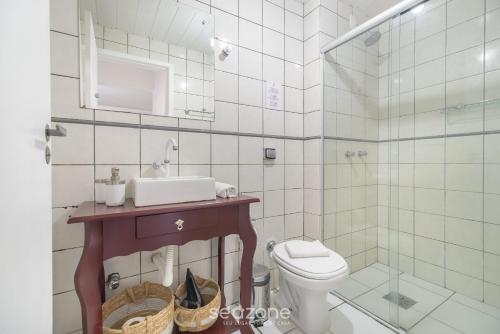 W łazience znajduje się toaleta, umywalka i prysznic. w obiekcie Apto no Open Shopping Jurerê internacional SBS106 w mieście Florianópolis
