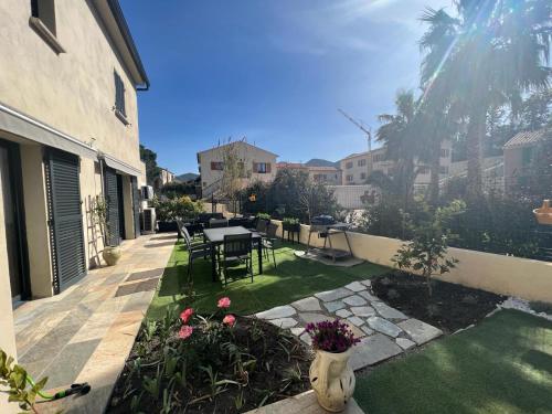 Κήπος έξω από το Jardin et 2 chambres centre St Florent