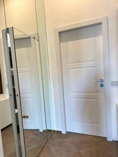 a mirror and a door in a room at PB suites in Florence