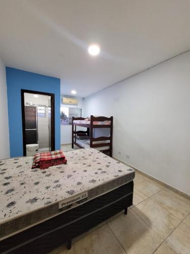 sypialnia z dużym łóżkiem w pokoju w obiekcie Cantinho do Mar Pousada w mieście Bertioga