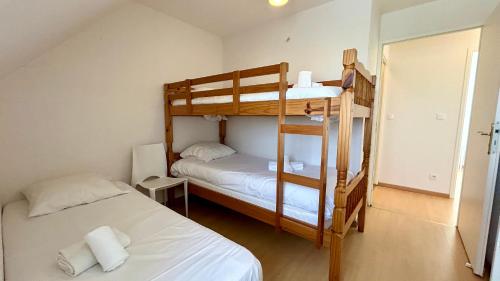 une chambre avec deux lits superposés dans une pièce dans l'établissement Maison 5 personnes à Le Crotoy avec parking, au Crotoy