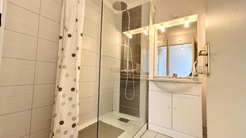 une salle de bain avec une douche avec une porte vitrée dans l'établissement Maison 5 personnes à Le Crotoy avec parking, au Crotoy