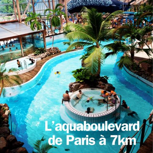 une piscine dans un complexe avec un écran de texto la aquález de paraiso dans l'établissement LA CAMPAGNE à PARIS, à Saint-Cloud