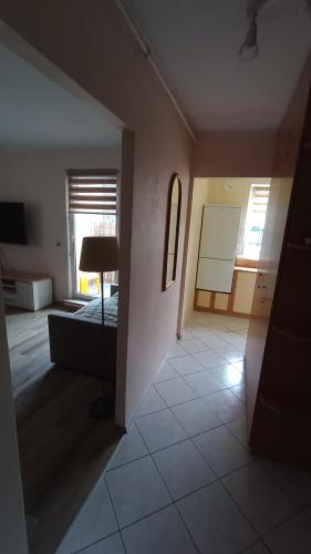 ワルシャワにあるOdkryta Warszawa! - prywatne mieszkanie, samodzielne zameldowanie, private studio balcony, free wifi, smart tv 55", parking, self check in - Warsaw Northのリビングルーム(ベッド1台、ランプ付)