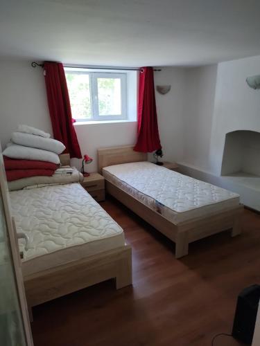 twee bedden in een kamer met een raam bij Newly renovated 2 Bed ground floor flat in Haskovo in Tŭnkovo