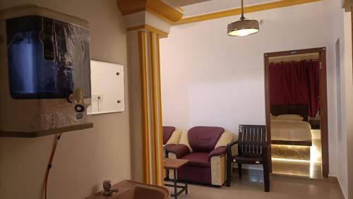 Habitación con TV y sala de estar. en La Shashalia Luxury, en Pondicherry