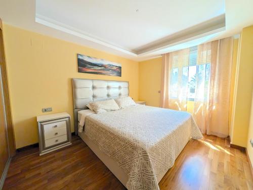 um quarto com uma cama grande e uma janela em Apartments 1418 San Pedro em Marbella