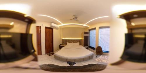 贾朗达尔Hotel G-2的一间卧室，配有两张床和一台平板电视