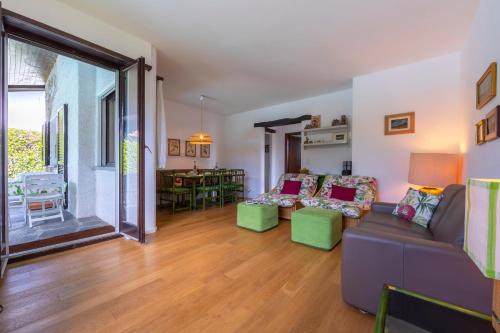 un soggiorno con divano e tavolo di Villa Calella - Happy Rentals a Magliaso