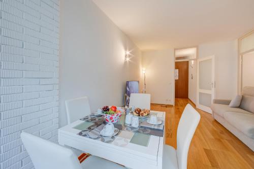 Una sala de estar con una mesa con un bol de fruta. en Locarno Best Place - Happy Rentals, en Locarno