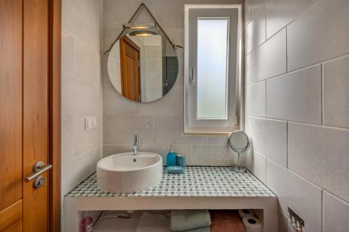 a bathroom with a sink and a mirror at Quinta das Piteiras Turismo Rural in Silves