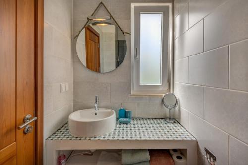 a bathroom with a sink and a mirror at Quinta das Piteiras-Turismo Rural in Silves