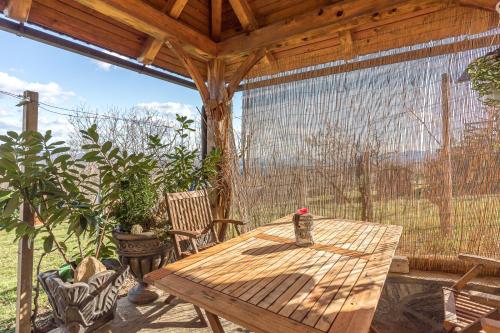 una mesa de madera y sillas en un patio en Vineyard Cottage Bahor - Happy Rentals, en Črnomelj