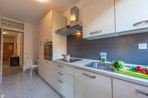 City Apartment with Balcony and Parking - Happy Rentals