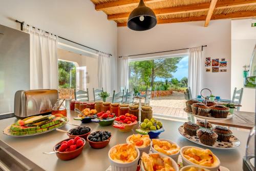 a buffet of food on a counter in a kitchen at Quinta das Piteiras-Turismo Rural in Silves
